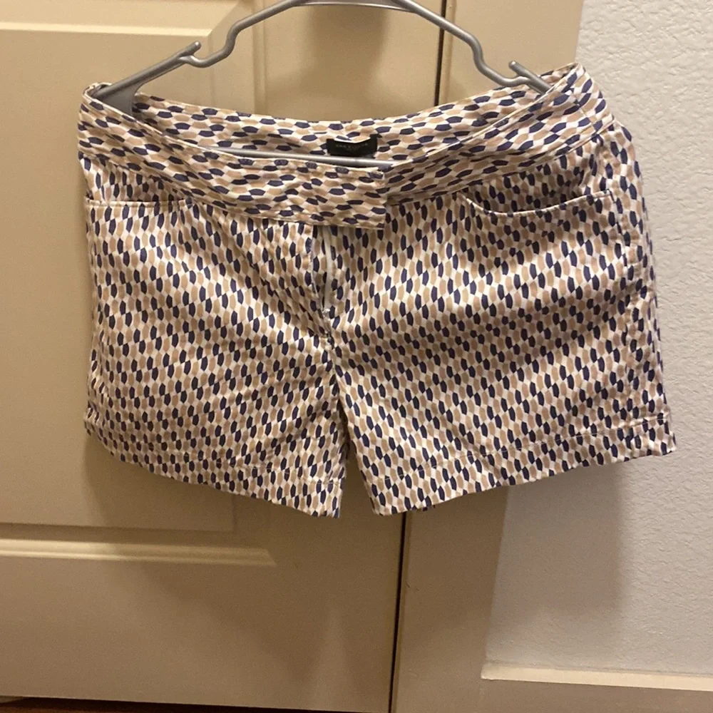 Sexy Ann Taylor, short shorts! - Picture 3 of 6